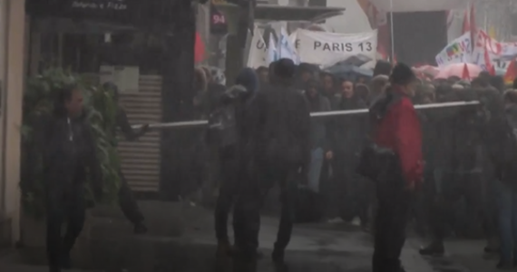 Wybite okna i potłuczone witryny w placówkach bankowych to skutki protestów przeciwko reformie edukacyjnej we Francji. Setki demonstrantów przemaszerowały ulicami Paryża niosąc transparenty, wymachując flagami i wznosząc okrzyki.