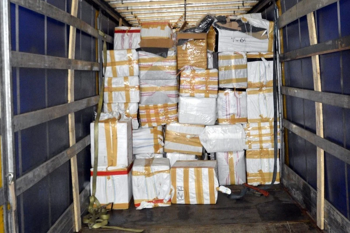 Funkcjonariusze Krajowej Administracji Skarbowej (KAS) z Augustowa w Podlaskiem przechwycili ogromny transport 40 tysięcy podrobionych towarów. Wszystko w ciężarówce przewoził 42-letni Litwin. 