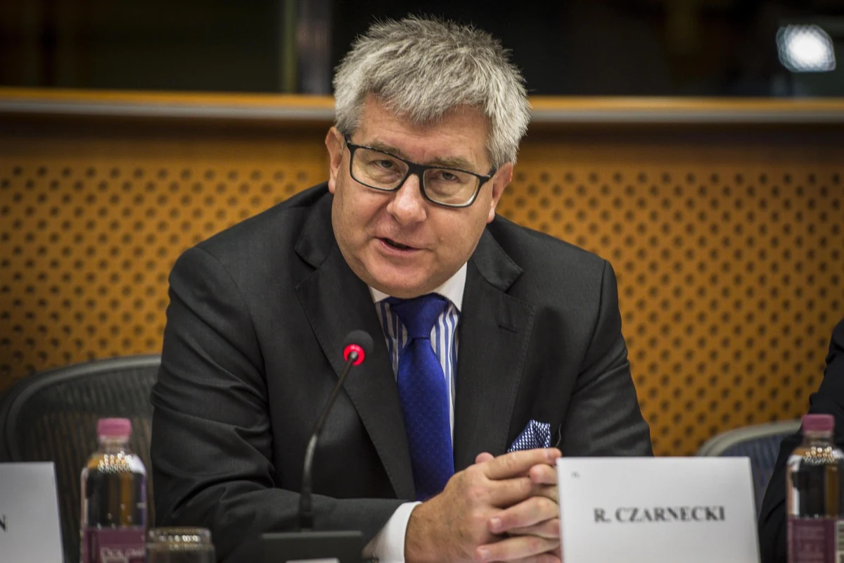 Ryszard Czarnecki (PiS) został odwołany z funkcji wiceprzewodniczącego Parlamentu Europejskiego. Oznacza to między innymi, że nie będzie już mógł reprezentować Parlamentu w imieniu jego przewodniczącego ani przewodniczyć obradom plenarnym. Decyzja w tej sprawie zapadła większością 447 głosów za przy 196 przeciw. Głosowanie było tajne. "Dochowałem wierności moim poglądom, podtrzymuję mój negatywny stosunek do polityków skarżących się na Polskę do zagranicznych mediów" - powiedział Czarnecki w rozmowie z PAP. 