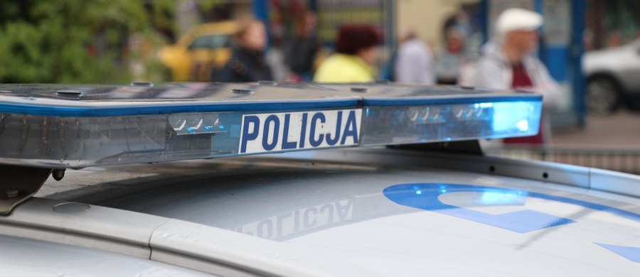 ​Kilkunastominutowy pościg za pijanym kierowcą na ulicach Strzelec Opolskich. W czasie ucieczki mężczyzna uszkodził policyjny radiowóz, a potem porzucił swój samochód.