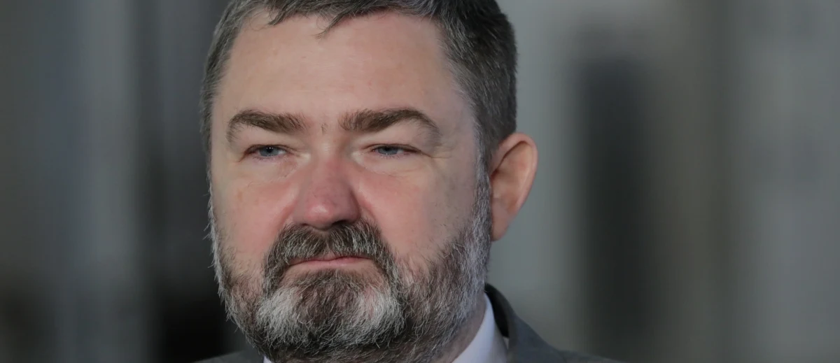 "Póki co mamy wątpliwości co do skuteczności prawnej tego odwołania" - tak o odwołaniu Ryszarda Czarneckiego z funkcji wiceprzewodniczącego Parlamentu Europejskiego mówi w Popołudniowej rozmowie w RMF FM Karol Karski. "Na pewno powinien się odwołać od tej decyzji, może zostać uchylona przez Trybunał Sprawiedliwości Unii Europejskiej. Gdyby nie nocna zmiana interpretacji regulaminu Parlamentu Europejskiego, Ryszard Czarnecki nadal byłby wiceprzewodniczącym Parlamentu Europejskiego, zabrakłoby dwóch głosów do jego odwołania" - uważa gość Marcina Zaborskiego. "Solidaryzujemy się z Ryszardem Czarneckim, uważamy, że został odwołany w sposób niewłaściwy" - dodaje. Karski przyznaje, że komisja etyki PiS nie zajęła się sprawą wypowiedzi Czarneckiego ws. Róży Thun. "Ja na przykład nie wypowiedziałbym się w ten sposób jak mój kolega. Natomiast wszyscy dostrzegamy, że ten spór jest bardzo wysoko podniesiony. Dziewięć dni przed wypowiedzią Ryszarda Czarneckiego Róża Thun mówiła o osobach ze środowiska PiS jako o śmieciach" - zauważa. "Zastanawiamy się, co powinniśmy robić, kiedy ktoś z PO w trakcie debaty wewnątrz Polski wypowiada się negatywnie i bardzo brutalnie o innych uczestnikach debaty politycznej, czy nie powinniśmy również informować w Parlamencie Europejskim, ale na samym końcu dochodzimy do wniosku, że to nie wypada, tak nie można - donosić do instytucji zewnętrznych na innych Polaków" - uważa Karski. "My jakoś wewnętrznie nie jesteśmy zdolni do tego, by przekroczyć tę barierę" - zapewnia.