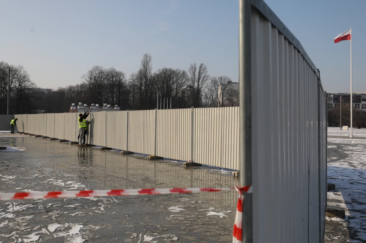 Stołeczny ratusz idzie na wojnę z wojewodą mazowieckim w sprawie Pomnika Ofiar Katastrofy Smoleńskiej. Jak dowiedział się reporter RMF FM Krzysztof Zasada, warszawscy prawnicy szukają metody na zablokowanie budowy monumentu przy Placu Piłsudskiego. Wojewoda przedwczoraj wydał decyzję o lokalizacji pomnika. 