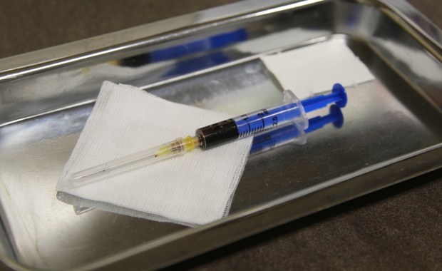 Aż 10 rodzajów szczepionek dotyczy wszczęte przez Prokuraturę Regionalną w Szczecinie śledztwo w sprawie narażenia pacjentów na bezpośrednie niebezpieczeństwo utraty zdrowia. Prokuratura bada, czy przechowywane w zbyt wysokiej temperaturze, a następnie podane dzieciom i dorosłym preparaty nie były szkodliwe.