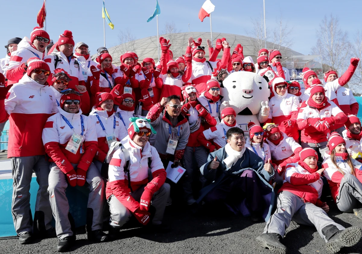 W środę reprezentacja Polski została oficjalnie powitana przez gospodarzy na igrzyskach olimpijskich w Pjongczangu. Uroczystość odbyła się na specjalnym placu w wiosce olimpijskiej. W naszej reprezentacji znalazło się 62 sportowców. Co o nich wiesz - sprawdź się w naszym quizie!  