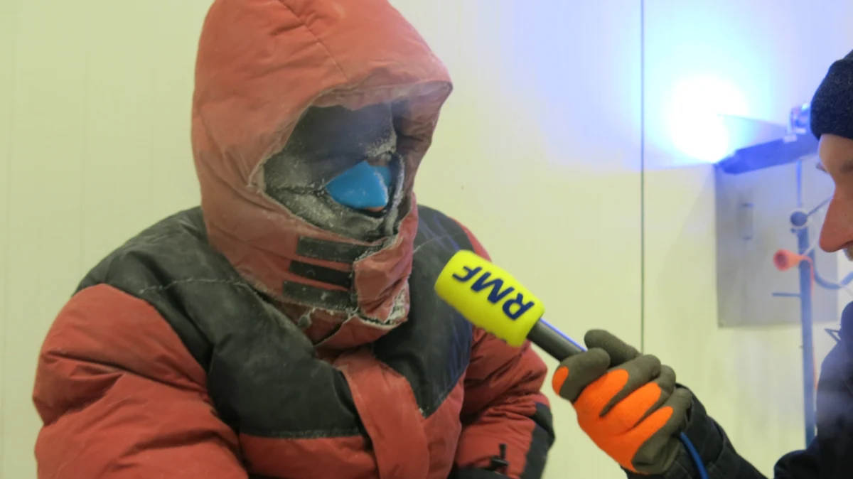 Do najbliższej soboty na Politechnice Krakowskiej potrwa niecodzienny eksperyment. Wszystko dla dobra nauki. W ostatni wtorek kilku śmiałków zamknęło się w specjalnej komorze, w której temperatura wynosi minus 50 st. C. Chodzi o zbadanie reakcji ludzkiego organizmu na siarczysty mróz. 