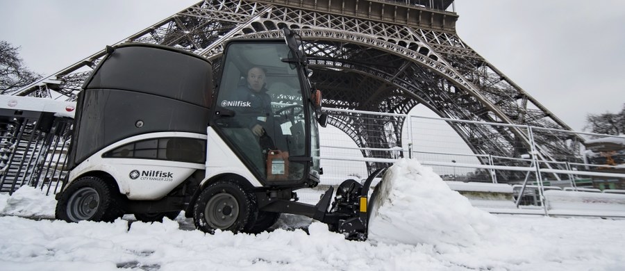 Obfite opady śniegu sparaliżowały Paryż i północ Francji. Setki osób zostały uwięzione w samochodach i spędziły w nich noc, ponieważ francuskim służbom nie udało się odśnieżyć dróg na czas.