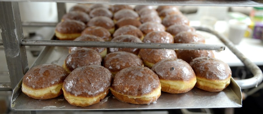 Pączki nie są dobre dla wszystkich - powinny ich unikać osoby z cukrzycą, przewlekłym zapaleniem wątroby czy chorą trzustką. Zjedzenie dużej ilości pączków jest obciążeniem także dla zdrowego organizmu - przypominają lekarze z okazji Tłustego Czwartku.