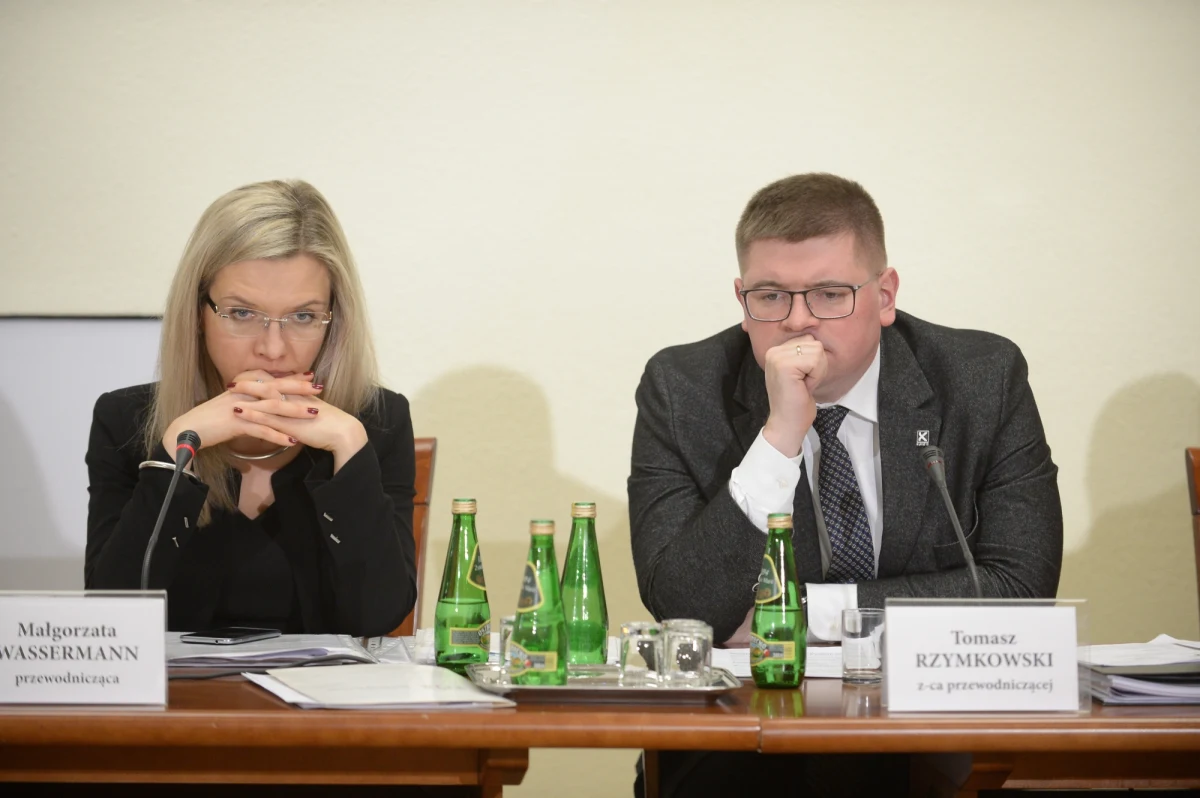 Prokuratura narzucała nam sposób działania ws. Amber Gold; ABW ujawniła fałszerstwo wpłat na kapitał zakładowy Amber Gold; wnioskowaliśmy do prokuratury, by wystąpiła o kontrolę skarbową w spółkach Amber Gold, ale do niej nie doszło - mówił przed komisją śledczą funkcjonariusz ABW. Zeznał też, że w 2014 roku podczas spotkania w Gdańsku prokuratorzy zdecydowali, jakie zarzuty postawić Marcinowi i Katarzynie P., wśród nich nie było zarzutu prania pieniędzy. "Nie pamiętam tego spotkania. Jednak, jak państwo doskonale wiecie, zarzuty z prania pieniędzy pojawiły się ostatecznie w akcie oskarżenia" - zaznaczył.