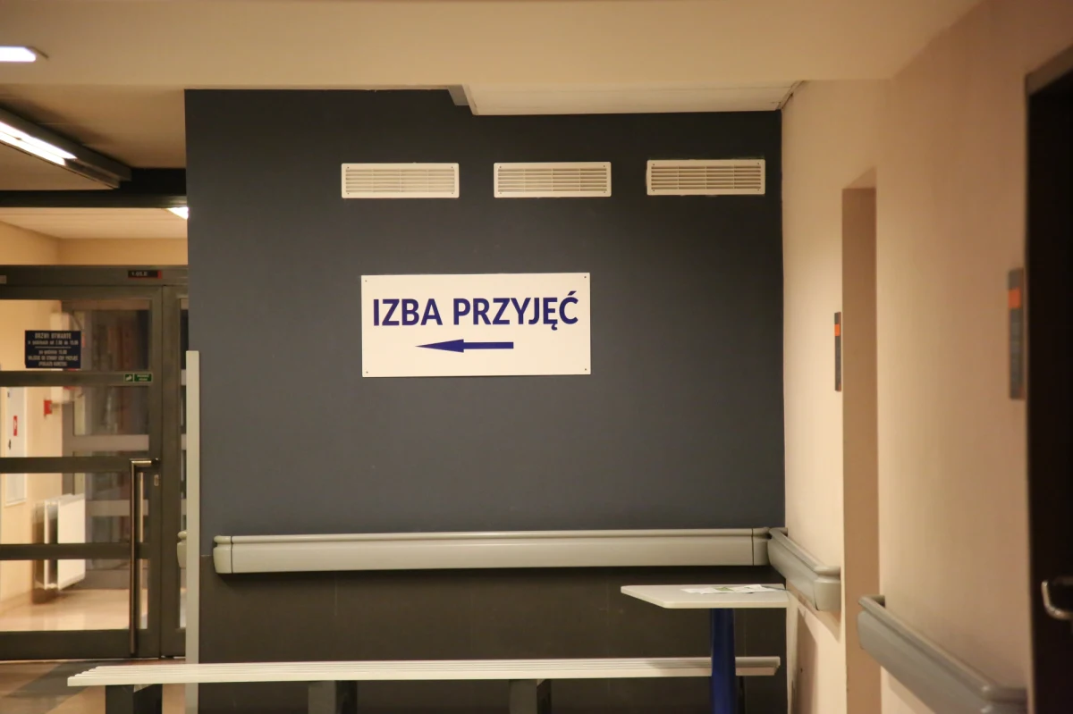 W styczniu odnotowano prawie 700 tys. przypadków zachorowań i podejrzeń zachorowań na grypę - wynika z danych Narodowego Instytutu Zdrowia Publicznego - PZH. To o 186 tys. mniej niż rok wcześniej o tej samej porze. W styczniu do lekarzy zgłosiło się 698 657 pacjentów z objawami grypy. W analogicznym okresie roku wcześniejszego takich zachorowań było 885 tys. - odnotowano wówczas najwyższą w ostatnich latach zapadalność na grypę i choroby grypopodobne.