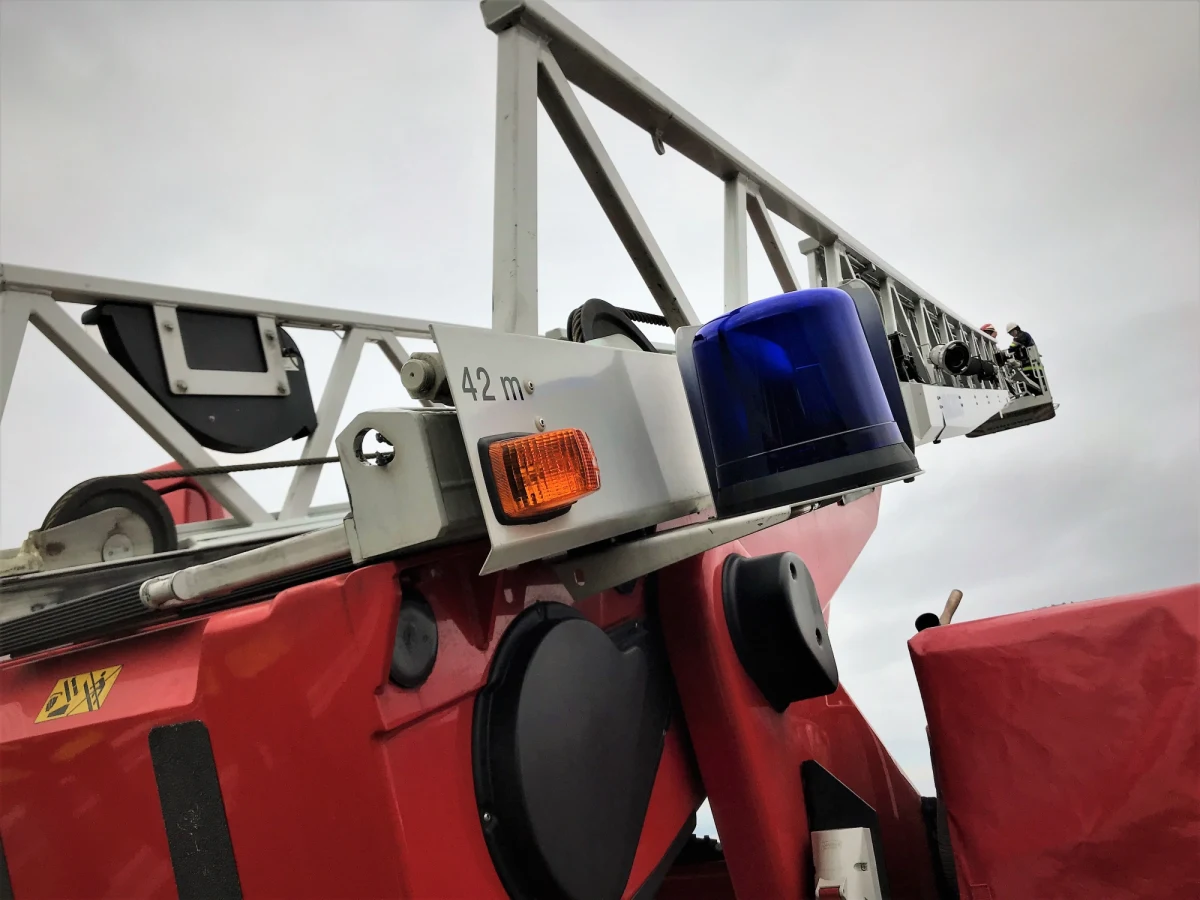 Pożar mieszkania w Katowicach przy ulicy Ligockiej. Trzy osoby trafiły do szpitala.