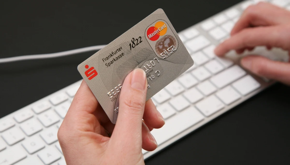 ​Kartą płacimy już listonoszom, policjantom i w toalecie. Wkrótce może damy nawet na tacę - pisze w czwartek "Rzeczpospolita".