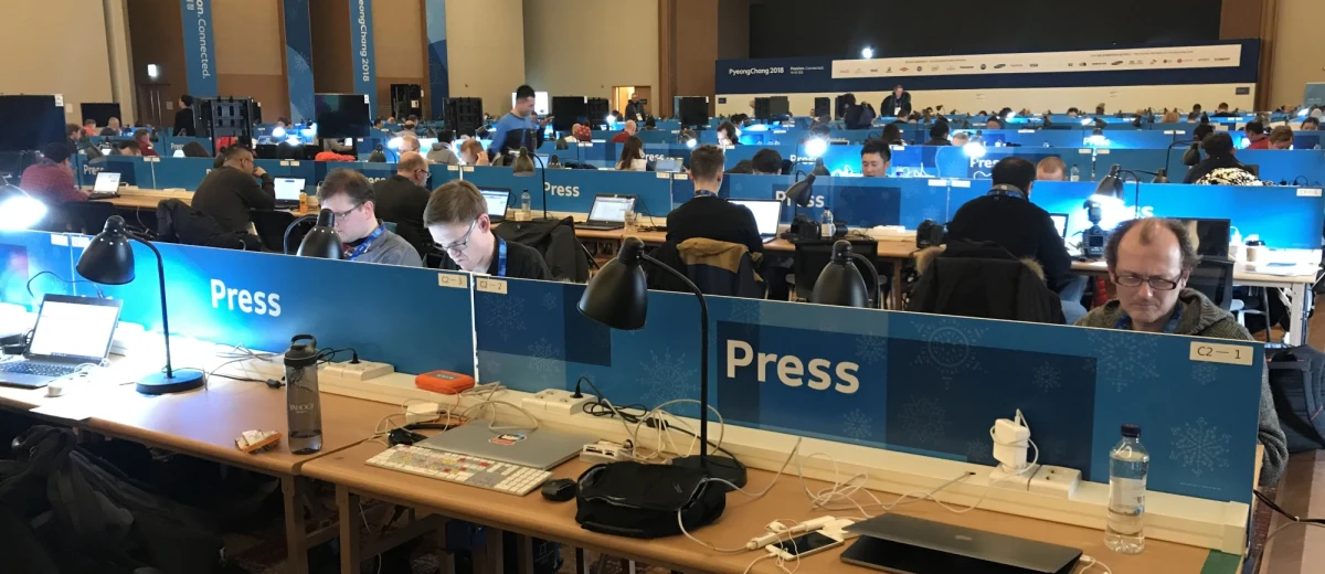 Z olimpijskiej wioski medialnej w Gangeung jedzie się tam blisko 40 minut. Główne centrum prasowe położone blisko kompleksu Alpensia Ski Center będzie przez ponad dwa tygodnie jednym z najważniejszych miejsc dla blisko trzech tysięcy dziennikarzy akredytowanych na igrzyska olimpijskie w Pjongczangu. 