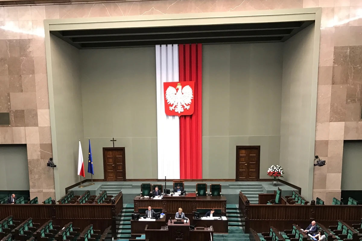 ​Oficerowie sojuszniczych instytucji wojskowych ulokowanych w Polsce będą mogli nosić broń osobistą będącą wyposażeniem Wojska Polskiego - zakłada nowela przyjęta przez Sejm. Za przyjęciem rządowego projektu nowelizacji ustawy o zasadach pobytu i przemieszczania się obcych wojsk po terytorium Polski głosowało 428 posłów, jeden był przeciw, nikt nie wstrzymał się od głosu.