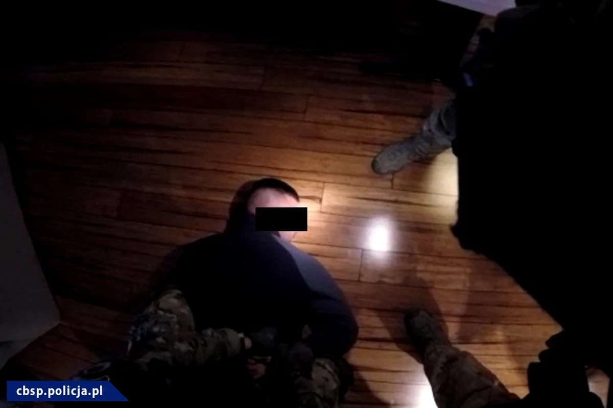 Osiem luksusowych samochodów wyłudził gang rozbity przez Centralne Biuro Śledcze Policji. Oszacowano, że auta warte były co najmniej 2,5 miliona złotych. Na Dolnym Śląsku zatrzymano 10 osób.

