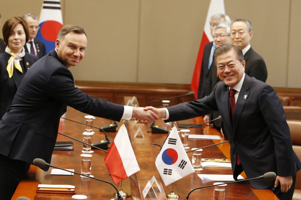 Sytuacja bezpieczeństwa na Półwyspie Koreańskim, polsko-południowokoreańska współpraca gospodarcza i inwestycyjna, a także polski program 500+ były kwestiami, o których w Seulu rozmawiali prezydent Andrzej Duda i prezydent Korei Południowej Mun Dze In. Poinformował o tym szef gabinetu prezydenta RP Krzysztof Szczerski. Prezydent otrzymał także Honorowe Obywatelstwo miasta Seul. Duda podkreślił, że jest to wielki zaszczyt odebrać tytuł honorowego obywatela jednego z największych i najnowocześniejszych miast na świecie.