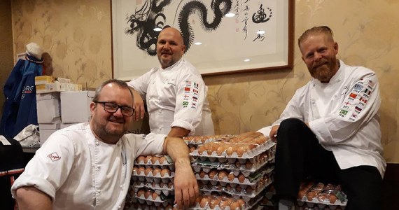 Kucharze norweskiej reprezentacji na igrzyska olimpijskie w Pjongczangu złożyli zamówienie na produkty żywnościowe, jakie miały zostać przysłane do ich wioski olimpijskiej. Na liście było między innymi 1500 jaj. Kiedy zamówienie dostarczono, okazało się, że przysłano aż... 15 000 sztuk!