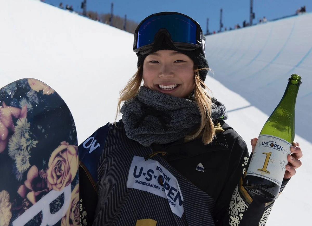 Choć snowboardzistka Chloe Kim ma dopiero 17 lat, to w igrzyskach w Pjongczangu wystąpi jako faworytka rywalizacji w halfpipe. Młoda Amerykanka o swój pierwszy medal olimpijski powalczy w kraju, z którego pochodzą jej rodzice. Kim szczególnie liczy na obecność w czasie zawodów swojej ukochanej babci, którą często odwiedza podczas wizyt w Azji. "To najcudowniejsza osoba, jaką kiedykolwiek widziałam" - mówi o niej zawodniczka.