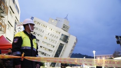 Budynki przechylone o 45 stopni. Skutki trzęsienia ziemi na Tajwanie