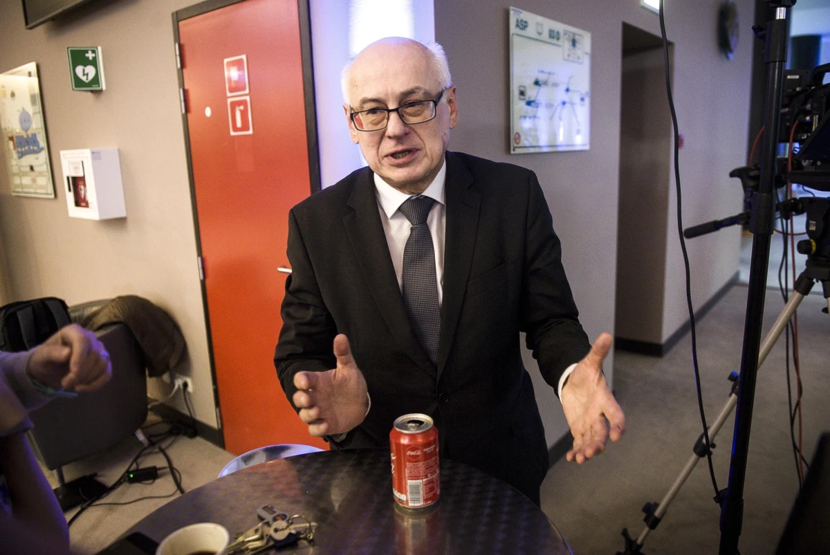 Eurodeputowany Zdzisław Krasnodębski jest kandydatem PiS na stanowisko wiceszefa Parlamentu Europejskiego w miejsce odwołanego wczoraj Ryszarda Czarneckiego. Wcześniej jednak kandydaturę tę musi oficjalnie zgłosić Grupa Konserwatystów i Reformatorów. "Będę się starał jak najlepiej używać takiej 'miękkiej siły' związanej z tym bez wątpienia prestiżowym stanowiskiem" - powiedział Krasnodębski w rozmowie z RMF FM. "Fakt, że posługuję się sprawie dwoma językami, i trzema trochę mniej sprawnie, będzie pomagać w negocjacjach zakulisowych" - dodał europoseł PiS.