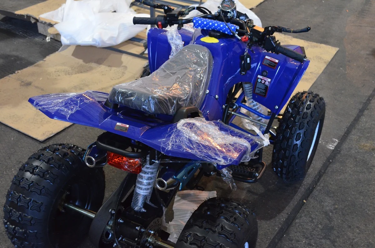 Prawie setkę quadów zarekwirowali celnicy w szczecińskim porcie. Po sprawdzeniu zawartości kontenera, który przypłynął do Polski z Chin okazało się, że pojazdy mogą być niebezpieczne dla użytkowników. Kierowcy mogliby zostać poranieni.