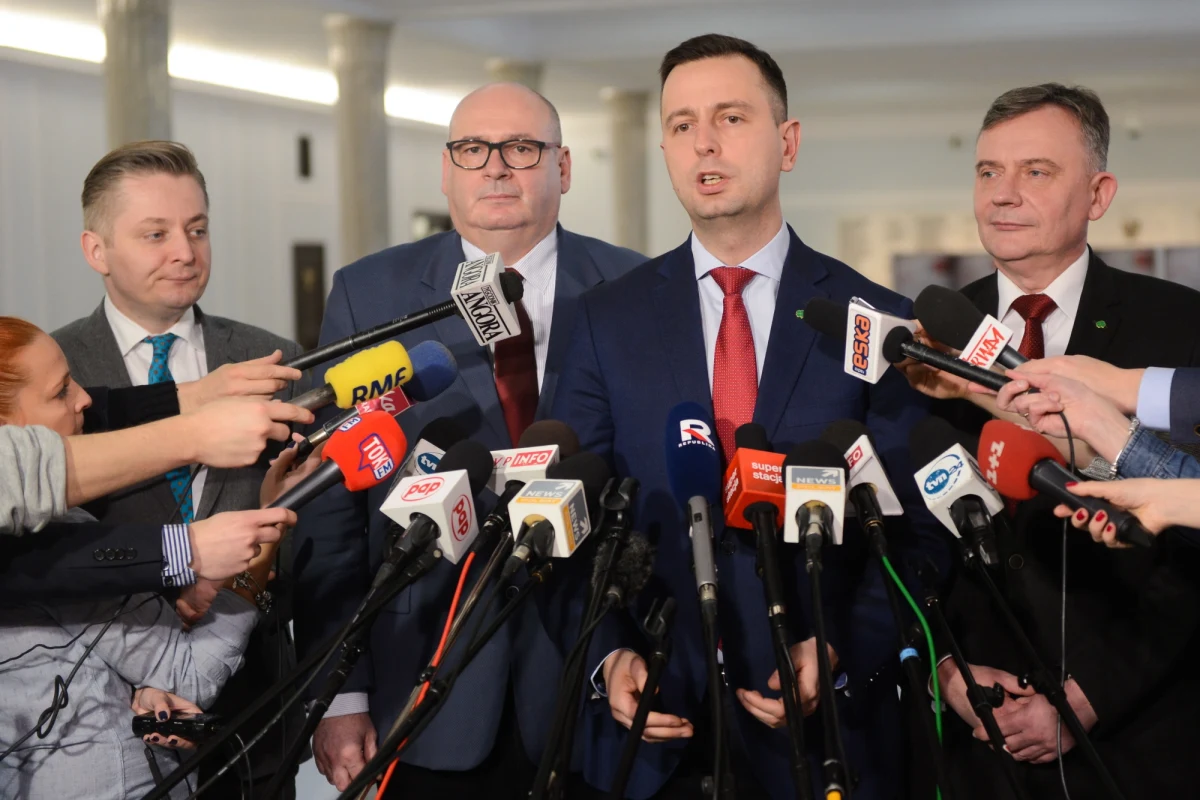 ​Powstał federacyjny klub PSL i UED - poinformował lider Stronnictwa Władysław Kosiniak-Kamysz. "Pokonaliśmy w tym zakresie rządzących, pokonaliśmy PiS. Braterstwo opozycji zwyciężyło nad politycznymi kłusownikami" - podkreślił polityk. Kosiniak-Kamysz powiedział, że zawiązanie federacyjnego klubu PSL i UED jest wynikiem rozmów, które kluby prowadziły od wielu tygodni.