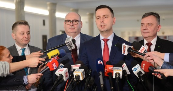 ​Powstał federacyjny klub PSL i UED - poinformował lider Stronnictwa Władysław Kosiniak-Kamysz. "Pokonaliśmy w tym zakresie rządzących, pokonaliśmy PiS. Braterstwo opozycji zwyciężyło nad politycznymi kłusownikami" - podkreślił polityk. Kosiniak-Kamysz powiedział, że zawiązanie federacyjnego klubu PSL i UED jest wynikiem rozmów, które kluby prowadziły od wielu tygodni.