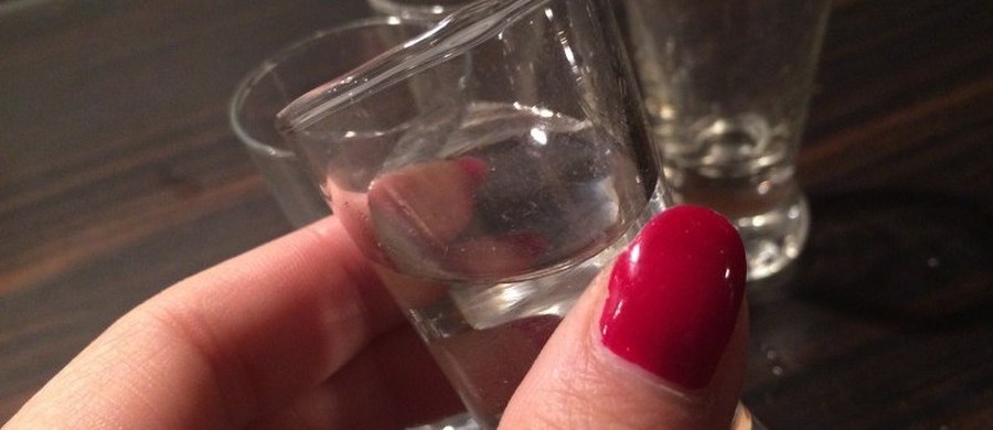 Kompletnie pijaną ekspedientkę ze sklepu spożywczo-monopolowego znaleźli policjanci z Bełchatowa w Łódzkiem. Teraz 34-latka odpowie przed sądem za pracę pod wpływem alkoholu. 