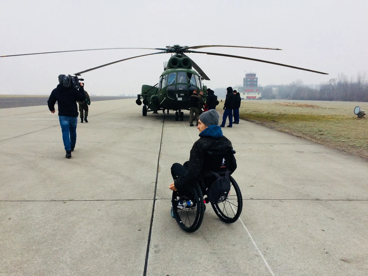 22-letni podchorąży Konrad Mielczarek już nigdy samodzielnie nie poleci, a latanie było jego marzeniem. Dlatego żołnierze z 1. Dywizjonu Lotniczego w Leźnicy Wielkiej w Łódzkiem zorganizowali dla niego lot śmigłowcem Mi-8. W 2016 roku podchorąży miał wypadek na motocyklu i teraz porusza się na wózku.