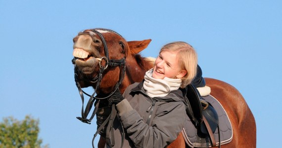 Osoby, które mają do siebie dystans, potrafią same z siebie żartować, są bardziej zadowolone z życia - przekonują na łamach czasopisma "Personality and Individual Differences" hiszpańscy psycholodzy. Wyniki ich badań wskazują na pozytywne strony tego stylu humoru, który do tej pory uznawano raczej za próbę zdobywania poklasku innych - nawet za cenę poniżania siebie. Badacze z Uniwersytetu w Grenadzie przekonują, że zdolność do żartowania z siebie nie jest dowodem kompleksów, ale dobrego samopoczucia i dobrych zdolności społecznych.