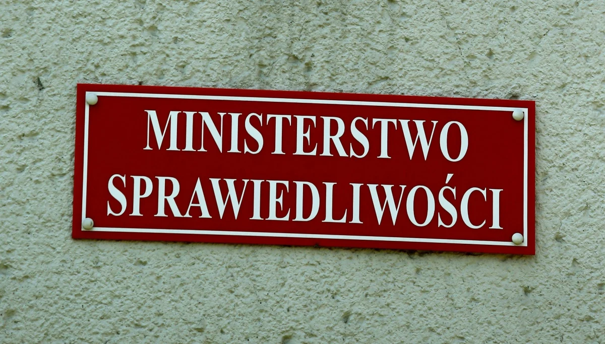 Akcja strażaków w Ministerstwie Sprawiedliwości. Powód to koperta z tajemnicza substancją, która dotarła do resortu.