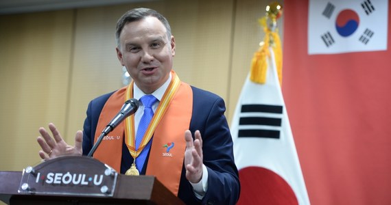 Andrzej Duda pojawił się w piątek w strefie zdemilitaryzowanej w Korei Płd. Wieczorem para prezydencka weźmie udział w ceremonii otwarcia Igrzysk na stadionie olimpijskim w Pjongczangu. Podczas rozmowy z przedstawicielami Wojskowej Komisji Rozejmowej Dowództwa ONZ prezydent zapewnił, że Polska chce na forum Rady Bezpieczeństwa ONZ angażować się w proces deeskalacji napięcia na Półwyspie Koreańskim. Koreańska Strefa Zdemilitaryzowana powstała w 1953 roku na mocy porozumienia z Panmundżom. Rozciąga się pasem o szerokości 4 km i długości ponad 200 km po obu stronach linii demarkacyjnej oddzielającej oba państwa koreańskie.