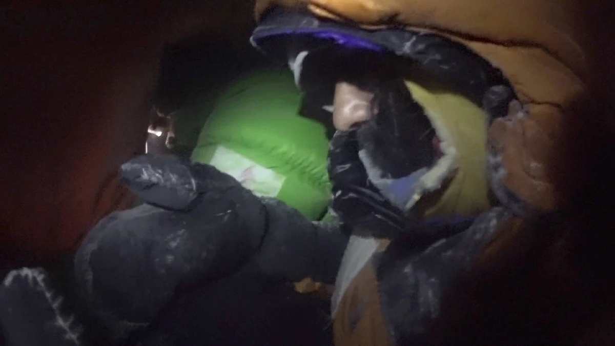 Francuska alpinistka Elisabeth Revol nie sfilmowała momentu, kiedy zdobywa szczyt Nanga Parbat w Himalajach wraz z Tomaszem Mackiewiczem. Ujawniła to francuska telewizja publiczna "France 2", która w filmie dokumentalnym poświęconym Revol i Mackiewiczowi "Akcja ratunkowa na szczycie" pokazała ostatnie wideo nagrane przez francuską alpinistkę 45 minut przed wejściem na szczyt. Nagranie pochodzi z godziny 17:15. 