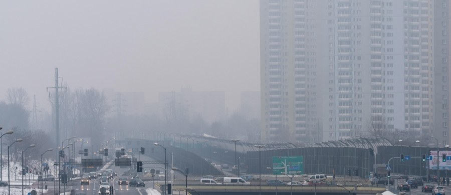 W piątek rano w wielu polskich miastach znacząco przekroczone zostały normy zanieczyszczenia powietrza. Powodem jest między innymi brak wiatru oraz trwając okres grzewczy. Aktywność poza domem warto ograniczyć między innymi we Wrocławiu, Poznaniu, Krakowie i Katowicach.