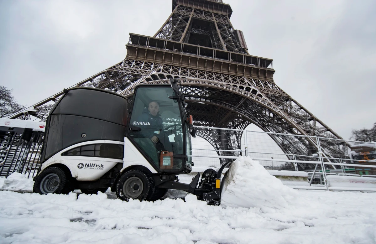 Wieża Eiffla, jedna z najczęściej odwiedzanych przez turystów atrakcja Paryża, będzie w piątek i sobotę zamknięta z powodu niskich temperatur, a także śniegu i lodu, które uniemożliwiają wchodzenie na budowlę - poinformował operator wieży.