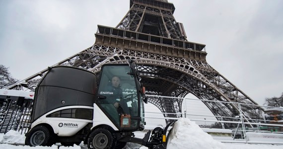 Wieża Eiffla, jedna z najczęściej odwiedzanych przez turystów atrakcja Paryża, będzie w piątek i sobotę zamknięta z powodu niskich temperatur, a także śniegu i lodu, które uniemożliwiają wchodzenie na budowlę - poinformował operator wieży.