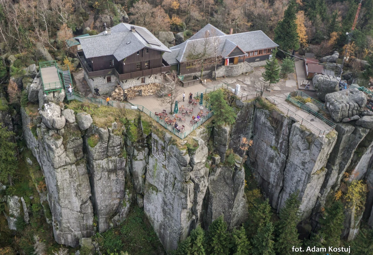 Ponad trzysta życiorysów wpłynęło do kierownictwa schroniska "Na Szczelińcu" w Górach Stołowych. Dwa tygodnie temu schronisko ogłosiło rekrutację na osiem stanowisk. Szybko okazało się, że praca w takim miejscu to dla wielu osób wymarzone zajęcie. Pierwsi kandydaci są już zapraszani na okres próbny. Rekrutacja potrwa jednak do połowy marca. Macie zatem jeszcze szansę zgłosić się do pracy marzeń.