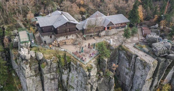 Ponad trzysta życiorysów wpłynęło do kierownictwa schroniska "Na Szczelińcu" w Górach Stołowych. Dwa tygodnie temu schronisko ogłosiło rekrutację na osiem stanowisk. Szybko okazało się, że praca w takim miejscu to dla wielu osób wymarzone zajęcie. Pierwsi kandydaci są już zapraszani na okres próbny. Rekrutacja potrwa jednak do połowy marca. Macie zatem jeszcze szansę zgłosić się do pracy marzeń.