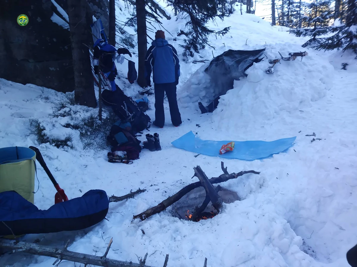 Dwudziestu dwóch czeskich studentów z opiekunem spędziło noc w dzikim obozowisku na terenie Karkonoskiego Parku Narodowego. Poszukiwacze mocnych wrażeń złamali kilka przepisów. Opiekun ukarany został grzywną w wysokości tysiąca złotych. 