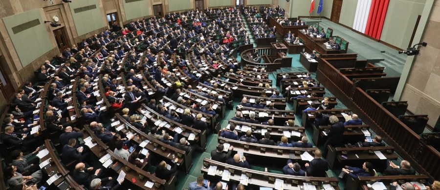 Gdyby wybory parlamentarne odbywały się w lutym, na PiS zagłosowałoby 43 proc. deklarujących udział w głosowaniu, PO uzyskałaby 17 proc. poparcia, do Sejmu weszłyby też Kukiz'15 (7 proc.) i Nowoczesna (5 proc.) - wynika z sondażu CBOS.