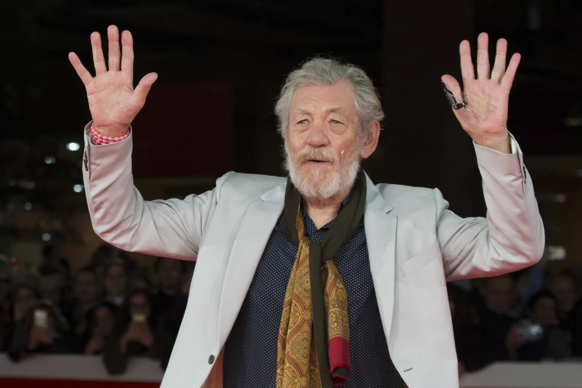 ​Brytyjski aktor sir Ian McKellen, znany z roli Gandalfa w filmie "Władca Pierścieni", będzie spał w teatrze. Author przygotowuje się do roli Króla Lira na scenie Duke of York w Londynie.
