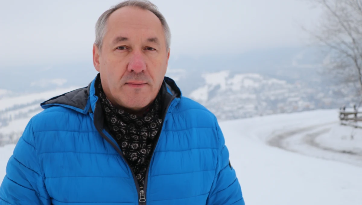 Bronisław Stoch, ojciec naszej największej, medalowej nadziei zdradził nam tajemnicę sukcesu jego syna - Kamila Stocha: „Jest dobrze rozwinięty. Nie tylko fizycznie, ale też psychicznie, intelektualnie. Jest dojrzałym facetem, zna pewne wartości. Jest dobrze zorientowany w życiu. On sam nie lubi histeryzować, nie lubi wyskakiwać poza normę. Może ta normalność jest nudna, może nie jest teatralna i chwytliwa medialnie, ale mi się wydaje, że życiowo jest rozsądna, fajna. Może się podobać innym ludziom” - mówi Bronisław Stoch. "Kamil powiedział, że nie musi bronić medali, bo jemu nikt ich nie zabierze. Nie jest na pozycji defensywnej, że musi ich kurczowo pilnować" - tak o obronie olimpijskiego złota mówił gość Popołudniowej rozmowy w RMF FM. Ojciec zawodnika przyznaje, że będzie kibicował swojemu synowi w domu: "Niektóre media chciały się wcisnąć w zakątek naszego przeżywania, ale nigdy na to nie szliśmy. Nie lubimy szopki. Nie wszystko jest na sprzedaż, są pewne reakcje, jest swobodna atmosfera, która pozwala nam na to, na co pozwala aura prywatna. Pod własnym dachem człowiek zawsze może się swobodnie zachować" - mówi Bronisław Stoch. Przyznaje też, że nie ma żadnych rytuałów przed startami syna: „Staramy się nie wikłać w nawyki, czy przymusowe czynności. Po prostu staramy się w każdym momencie reagować naturalnie.(...) Staramy się, żeby nasze reakcje nie wykraczały poza pewną granicę przyzwoitości" - mówi ojciec Stocha. "Na razie dajemy mu święty spokój i pozwalamy mu się całkowicie skupić, włącznie na sportowych sprawach" - odpowiada na pytanie, czy przed zawodami będzie kontaktował się z synem.