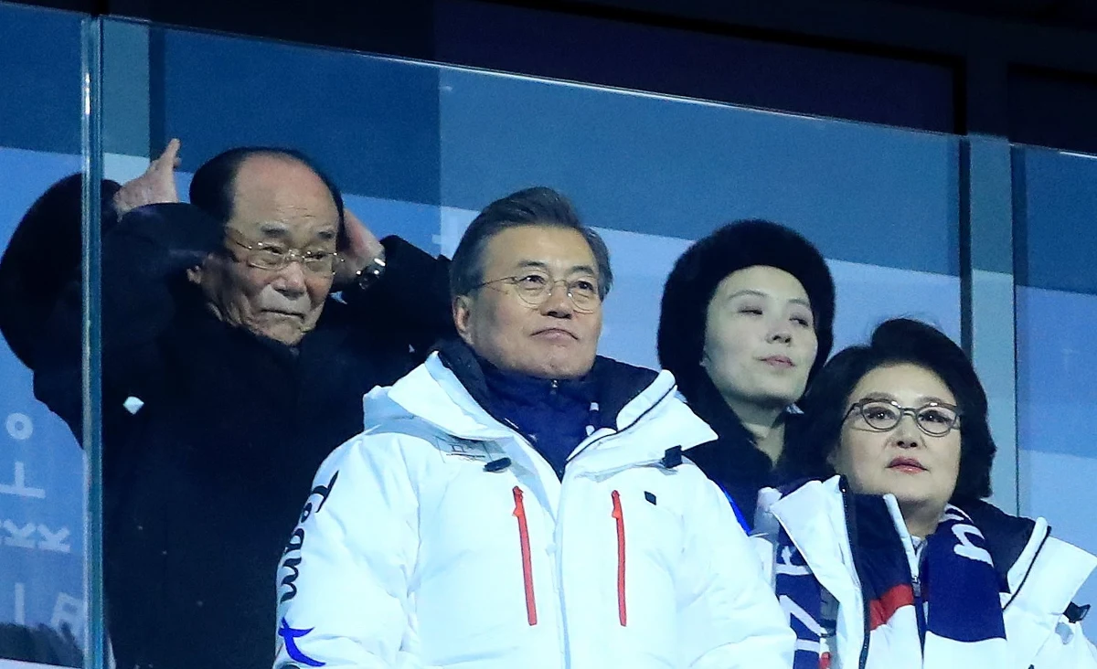 Przywódca Korei Północnej Kim Dzong Un zaprosił do Pjongjangu prezydenta Korei Południowej Mun Dze Ina - podały w sobotę źródła w pałacu prezydenckim w Seulu. Zaproszenie przekazała podczas spotkania z prezydentem Munem w Błękitnym Pałacu siostra północnokoreańskiego przywódcy Kim Jo Dzong, która od piątku przebywa w Pjongczangu w Korei Południowej na Zimowych Igrzyskach Olimpijskich - poinformował rzecznik prezydenta Korei Południowej.