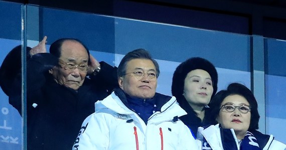 Przywódca Korei Północnej Kim Dzong Un zaprosił do Pjongjangu prezydenta Korei Południowej Mun Dze Ina - podały w sobotę źródła w pałacu prezydenckim w Seulu. Zaproszenie przekazała podczas spotkania z prezydentem Munem w Błękitnym Pałacu siostra północnokoreańskiego przywódcy Kim Jo Dzong, która od piątku przebywa w Pjongczangu w Korei Południowej na Zimowych Igrzyskach Olimpijskich - poinformował rzecznik prezydenta Korei Południowej.