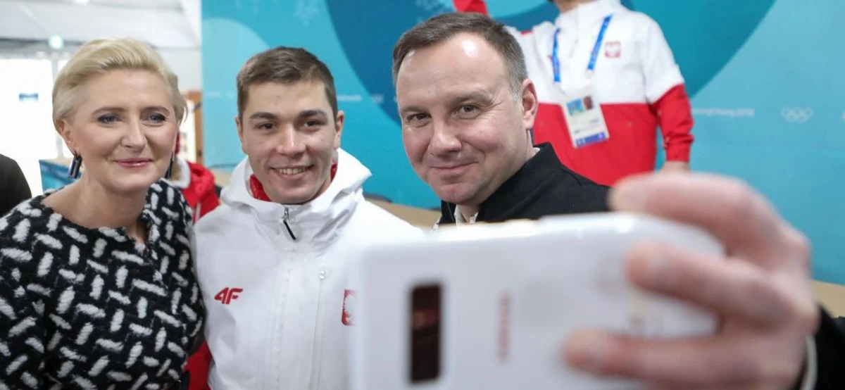 Prezydent Andrzej Duda i jego małżonka Agata Kornhauser-Duda spotkali się z polskimi sportowcami w wiosce olimpijskiej w Pjongczangu. Prezydent życzył biało-czerwonym sukcesów i chętnie pozował do zdjęć z licznie przybyłymi zawodnikami i członkami ekipy.