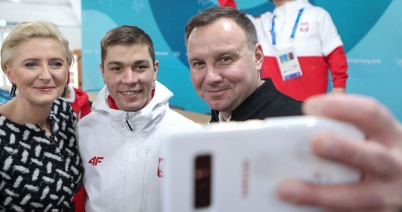 Prezydent Andrzej Duda i jego małżonka Agata Kornhauser-Duda spotkali się z polskimi sportowcami w wiosce olimpijskiej w Pjongczangu. Prezydent życzył biało-czerwonym sukcesów i chętnie pozował do zdjęć z licznie przybyłymi zawodnikami i członkami ekipy.