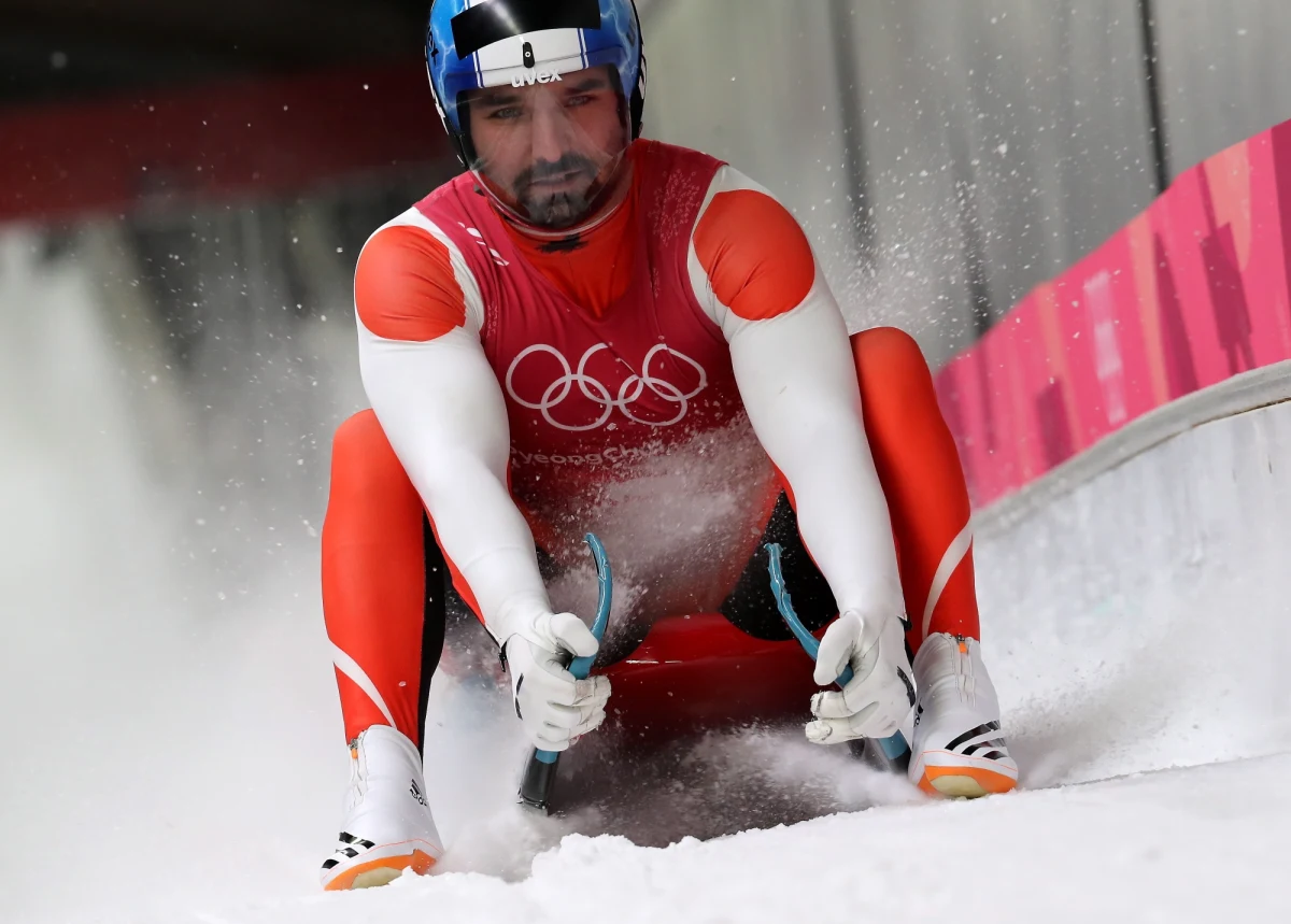 Debiutujący w igrzyskach Austriak David Gleirscher (47,652), który do tej pory nie odniósł żadnego sukcesu, prowadzi po pierwszym ślizgu olimpijskiej rywalizacji saneczkarzy w Pjongczangu. Maciej Kurowski zajmuje 19. miejsce, a Mateusz Sochowicz - 29.