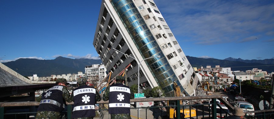 Do 14 wzrosła liczba ofiar śmiertelnych wtorkowego trzęsienia ziemi, które nawiedziło Tajwan. W sobotę ekipy ratunkowe znalazły zwłoki dwóch osób, najpewniej członków rodziny z Chin, którzy zostali zasypani w częściowo zawalonym hotelu.