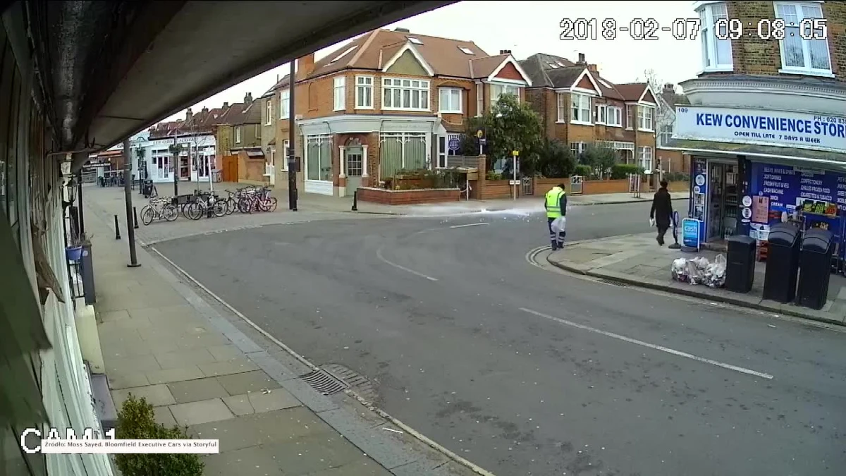 Kamera monitoringu uchwyciła moment, kiedy na chodnik przy jednej z ulic Londynu spadła bryła lodu. Tuż obok stał mężczyzna, który sprzątał ulicę. Może mówić o dużym szczęściu. Kawałek lodu prawdopodobnie spadł z przelatującego nad stolicą Wielkiej Brytanii samolotu.