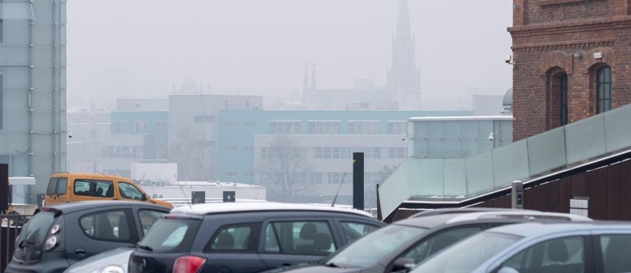 Bardzo zła jakość powietrza utrzymuje się w sobotę w części woj. śląskiego. Najgorzej oddycha się na południu i w centrum regionu - wynika z danych systemu monitoringu powietrza Wojewódzkiego Inspektoratu Ochrony Środowiska w Katowicach (WIOŚ).