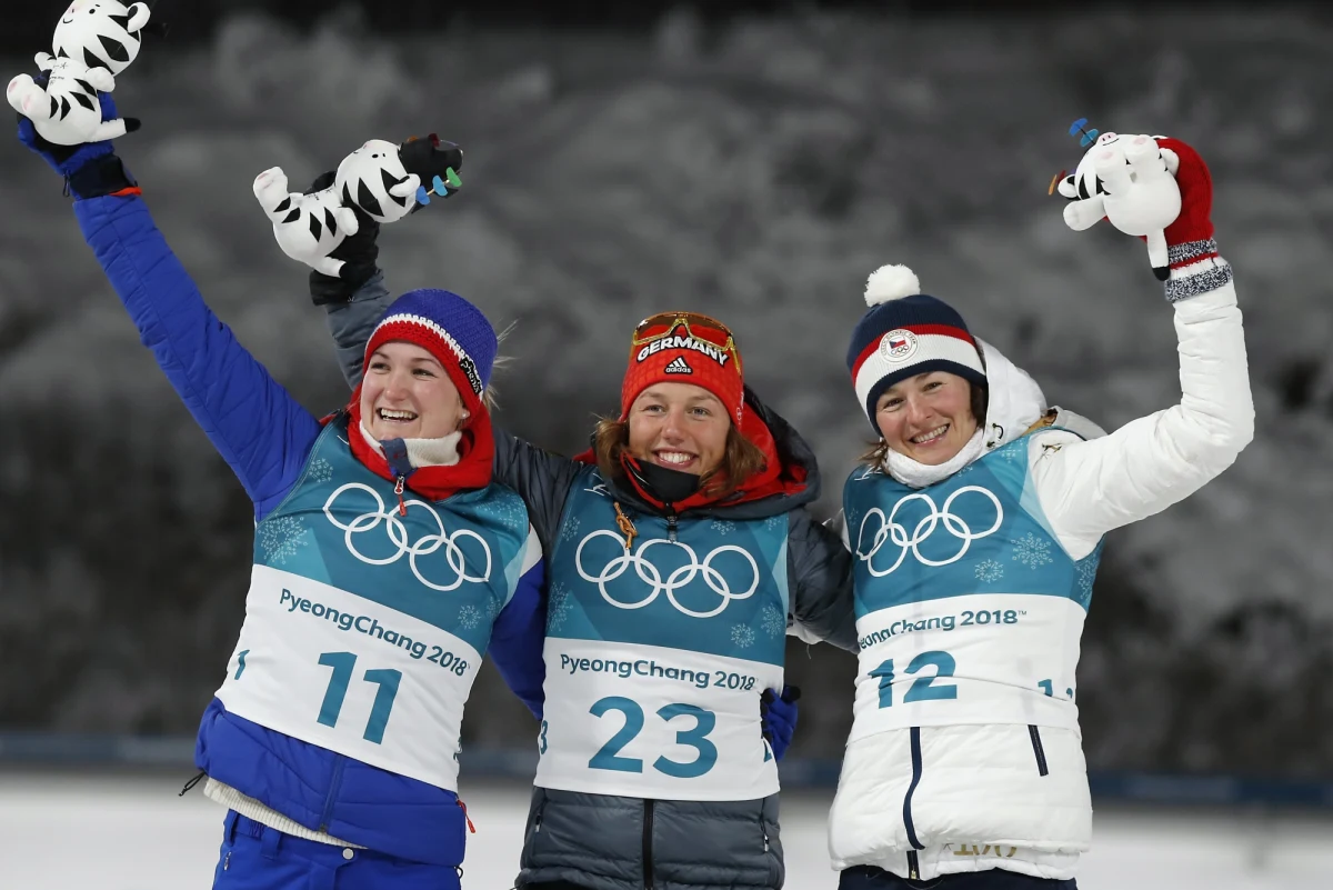 Laura Dahlmeier wywalczyła złoty medal igrzysk w Pjongczangu w biathlonowym sprincie na 7,5 km. Niemka była o 24,2 s szybsza od Norweżki Marte Olsbu i o 25,8 s od Czeszki Veroniki Vitkovej. Najlepsza z Polek Krystyna Guzik uplasowała się na 28. pozycji.